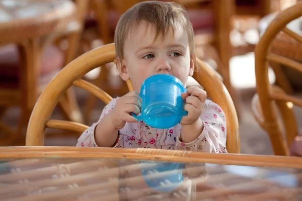 Kleinkind mit Babyflasche — Stockfoto