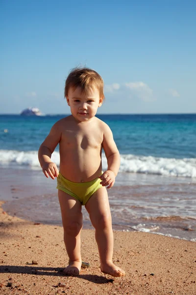 A kisgyermek boldog, homokos strand — Stock Fotó