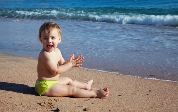 Gelukkig peuter op zand strand — Stockfoto