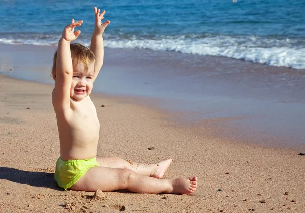 Bambino sulla spiaggia di sabbia — Foto Stock