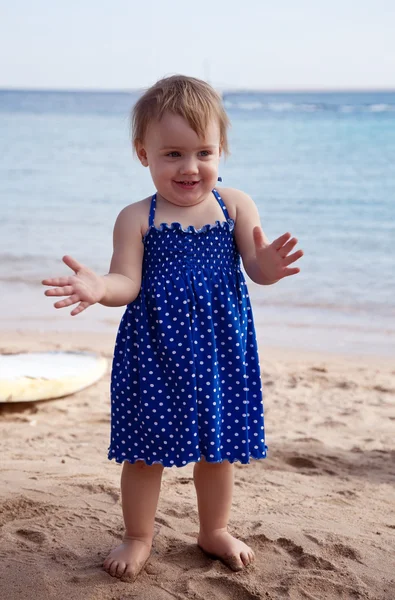 Petite fille sur la plage de sable — Photo