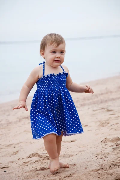 Niño caminando en la playa de arena —  Fotos de Stock
