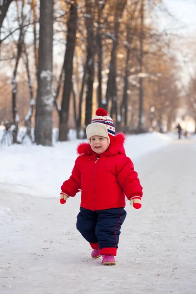 Glückliches Kleinkind im Winter — Stockfoto