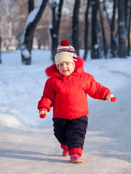 Joyeux bambin en hiver — Photo