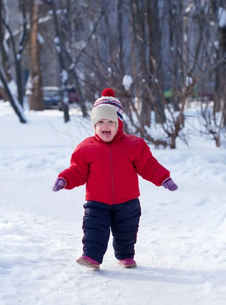 冬の公園で幸せな幼児 — ストック写真