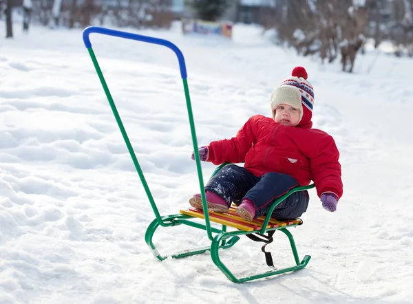 Kisgyermek téli szán — Stock Fotó