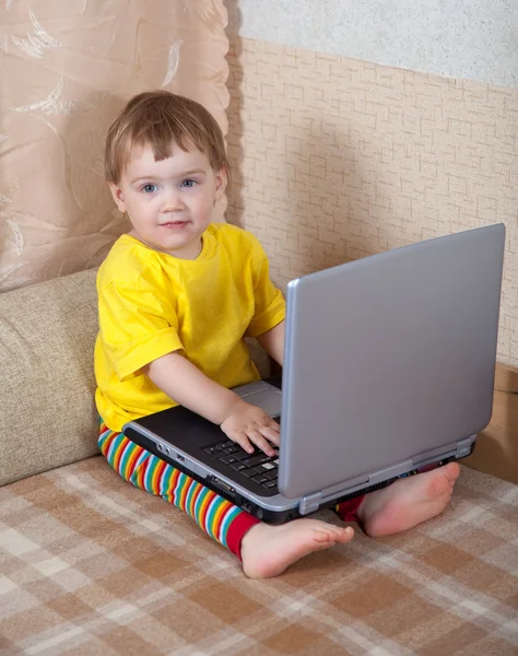 Kisgyermek használ laptop — Stock Fotó