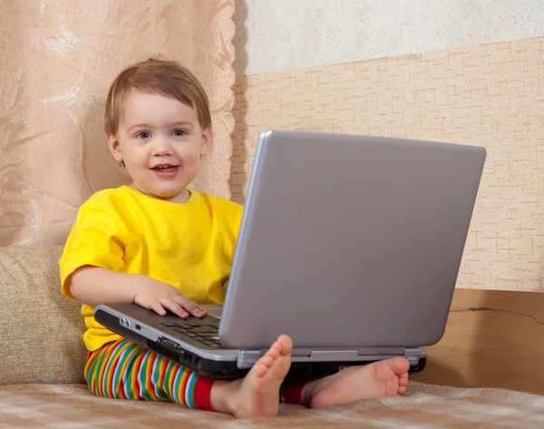 Criança usando laptop — Fotografia de Stock