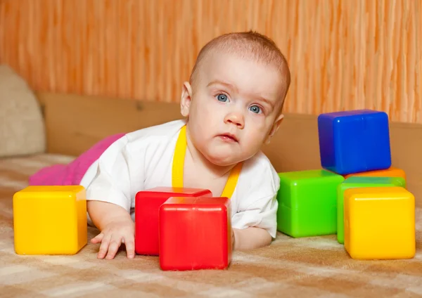 Девушка играет с игрушечными блоками — стоковое фото