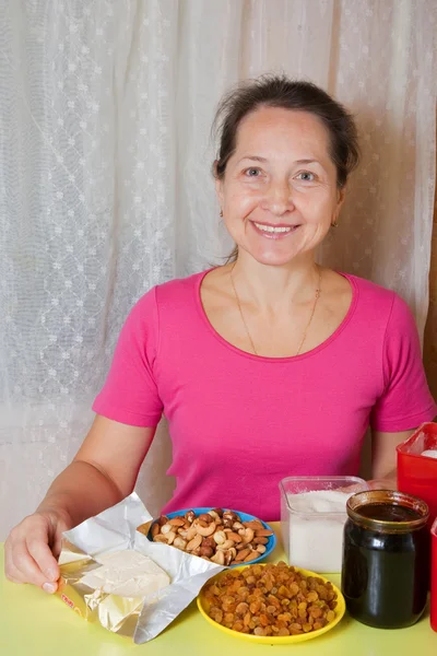 Femme avec des produits alimentaires pour gâteau au miel — Photo