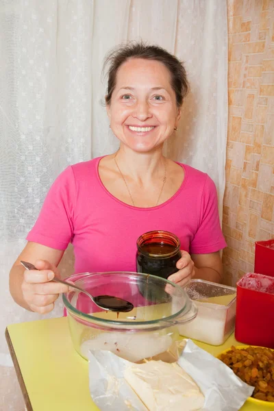 Woman adds honey into dish with suga — Stock Photo, Image