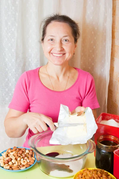 Mulher adiciona margarina no prato — Fotografia de Stock