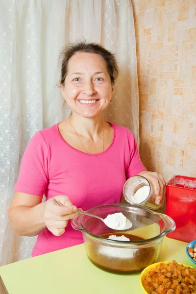 Женщина делает тесто — стоковое фото
