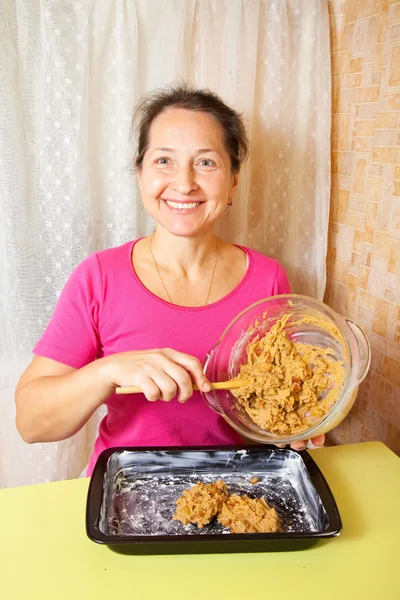 Donna mette la pasta in padella arrosto — Foto Stock