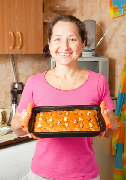 Mature woman with fresh honey cake — Stock Photo, Image