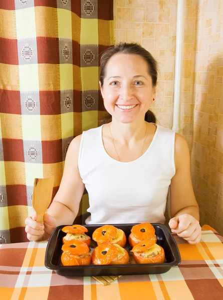 Kvinna med rostad fylld tomat — Stockfoto