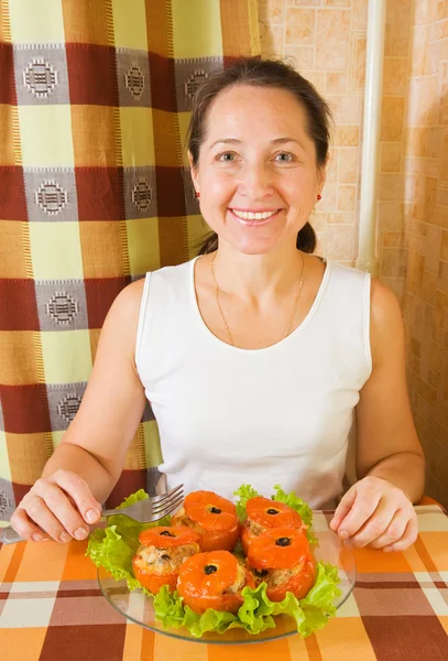 Kvinna med ugnsbakad fylld tomat — Stockfoto