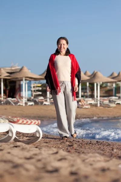 Gelukkig volwassen vrouw op strand — Stockfoto