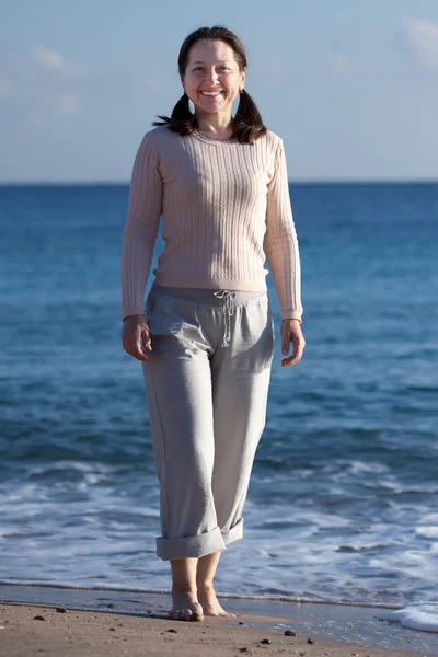 A beach boldog, érett nő — Stock Fotó