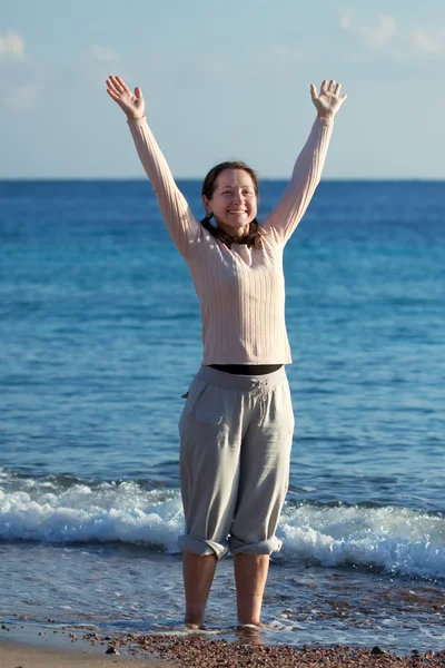 모래 해변에서 행복 한 성숙한 여자 — 스톡 사진