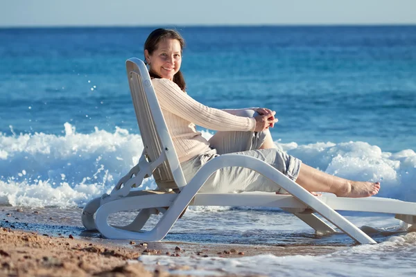 Mulher madura desfrutando na praia do mar — Fotografia de Stock