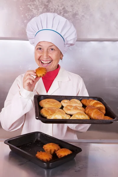 Vrouwelijke baker is het testen van bak — Stockfoto