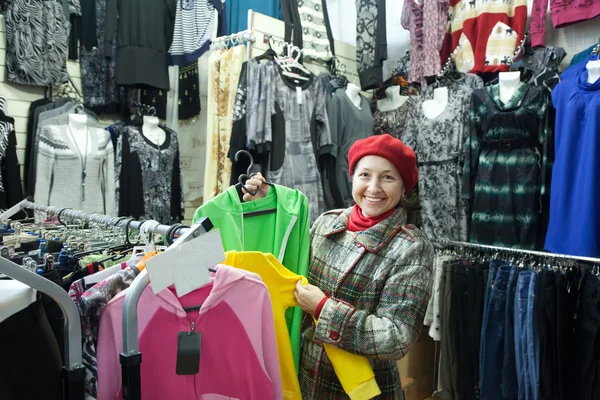 Mujer elige ropa — Foto de Stock