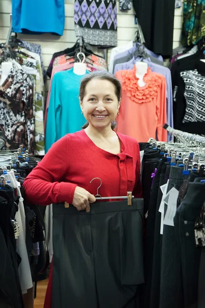 Kvinna väljer kläder — Stockfoto