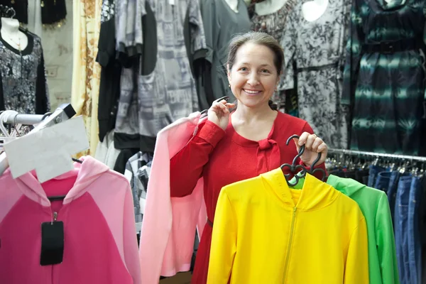 Kadın giysileri seçiyor — Stok fotoğraf