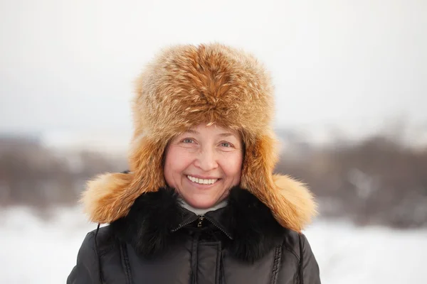 Mature woman in winter — Stockfoto