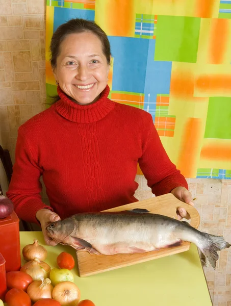 Ώριμη γυναίκα με κόκκινο ψάρι — Φωτογραφία Αρχείου