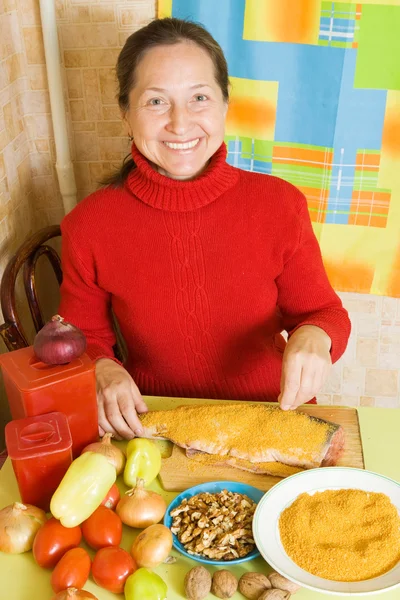 女性は魚パン粉づけ — ストック写真