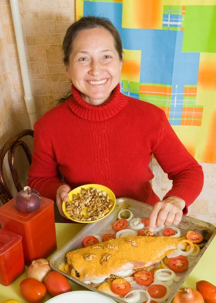 Woman is breading fish — Stock Photo, Image