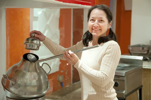 Kobieta nalewania zupy — Zdjęcie stockowe