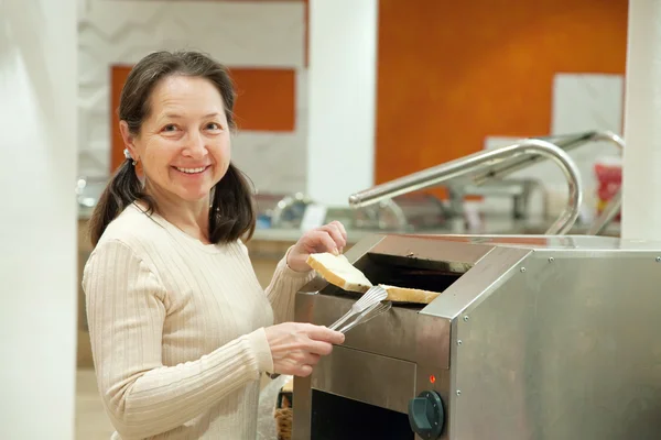 Mujer hace tostadas —  Fotos de Stock