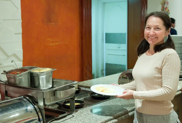 Woman takes omelette buffet — Stock Photo, Image