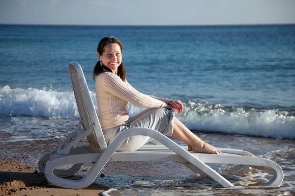 Ευτυχής ώριμη γυναίκα, σε παραλία της θάλασσας — Φωτογραφία Αρχείου