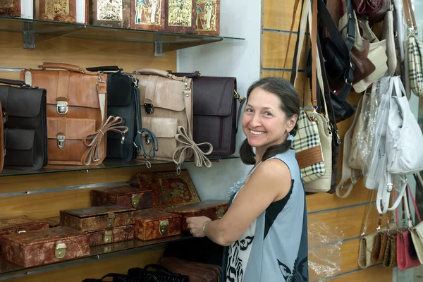 Mujer elige el pecho de cuero en la tienda —  Fotos de Stock