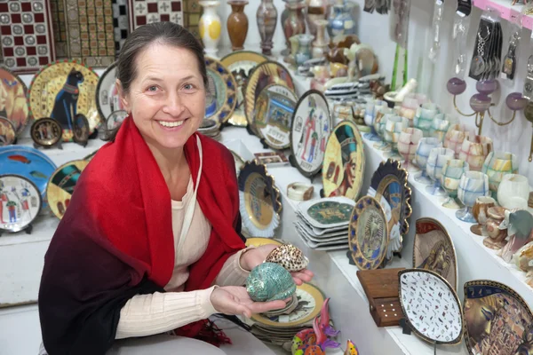 Woman chooses egyptian souvenir — Stock Photo, Image