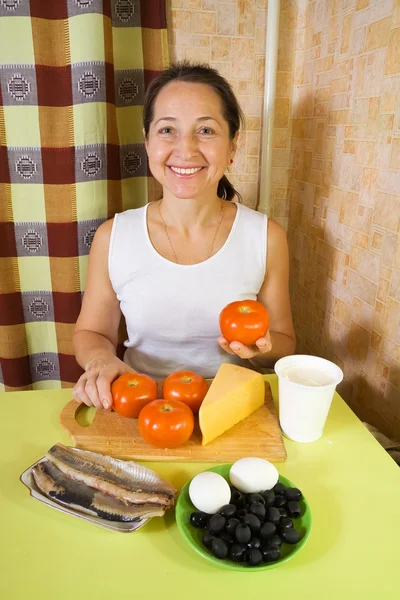 前菜トマトのサラダのための食品を持つ女性 — ストック写真