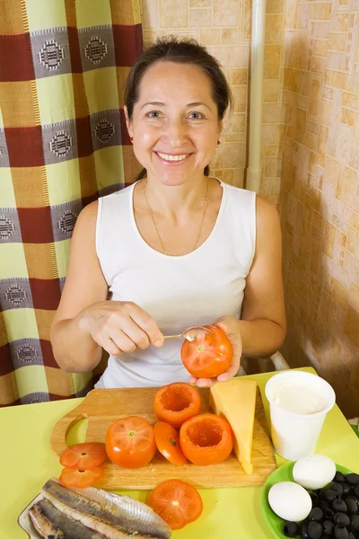 Frau macht gefüllte Tomaten — Stockfoto