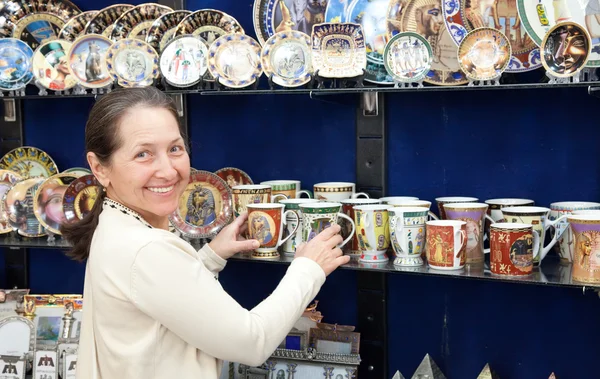 Turista sceglie tazza di souvenir nel negozio egiziano — Foto Stock