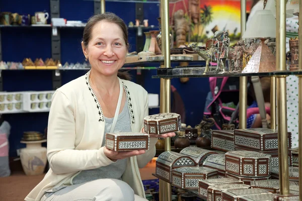 Woman chooses egyptian souvenir — Stock Photo, Image