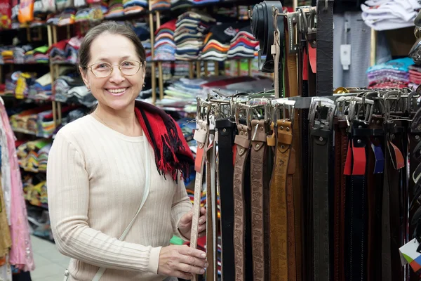 Mujer madura elige cinturón de cuero — Foto de Stock