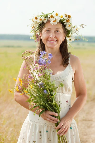 Portret van gelukkig vrouw in zomer veld — Stockfoto
