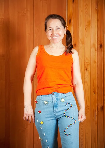 Mujer madura muestra pantalones vaqueros con cuentas —  Fotos de Stock