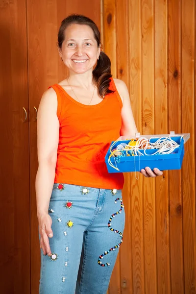 Volwassen vrouw toont beaded jeans — Stockfoto