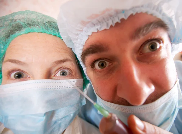 Två läkare med spruta — Stockfoto