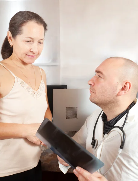Médico com paciente olhando raio-x — Fotografia de Stock