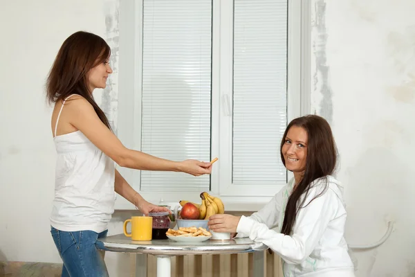 Deux femmes souriantes prennent le thé — Photo